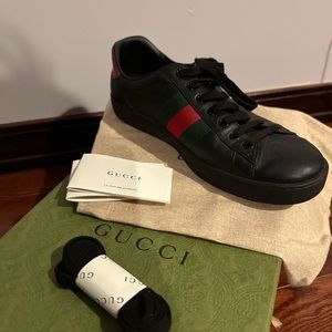 38675002JRO
NERO/VRV/RED
Gucci Men’s Sneakers, size 7.5, perfect condition